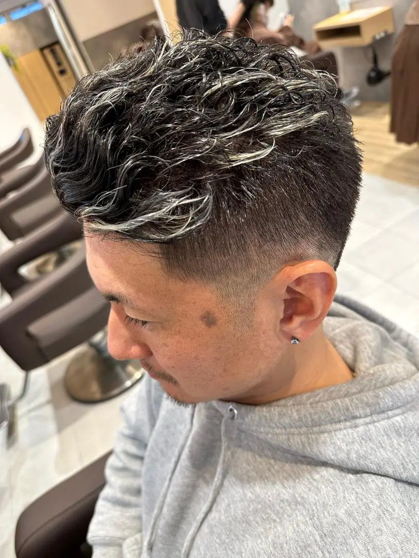 ショート カラー パーマ メンズ フェードカット メンズハイライト メンズパーマ 波巻きパーマ ハイライトカラー カット ヘアカラー パーマ トリートメント ヘッドスパ ヘアセット 💈メンズ特化 美容師サキ💈のヘアスタイル
