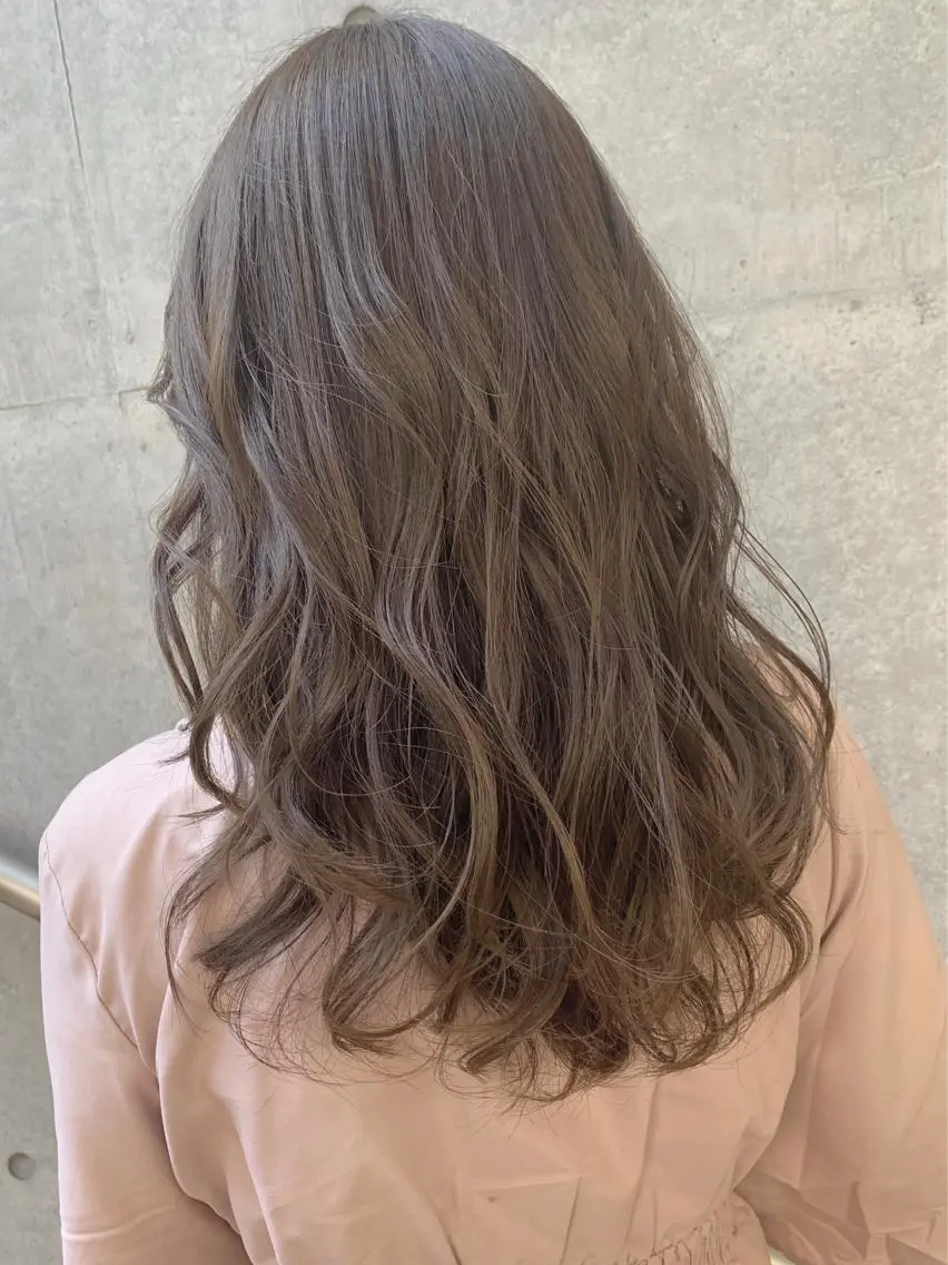 ミディアム カラー 澤村 志織のヘアスタイル