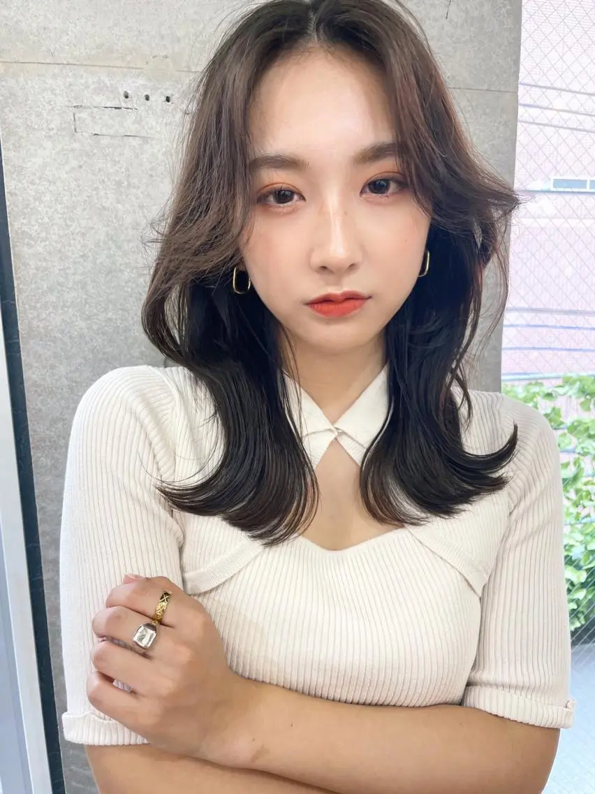 ミディアム レイヤーカット、 大人可愛い　中村美羅のヘアスタイル