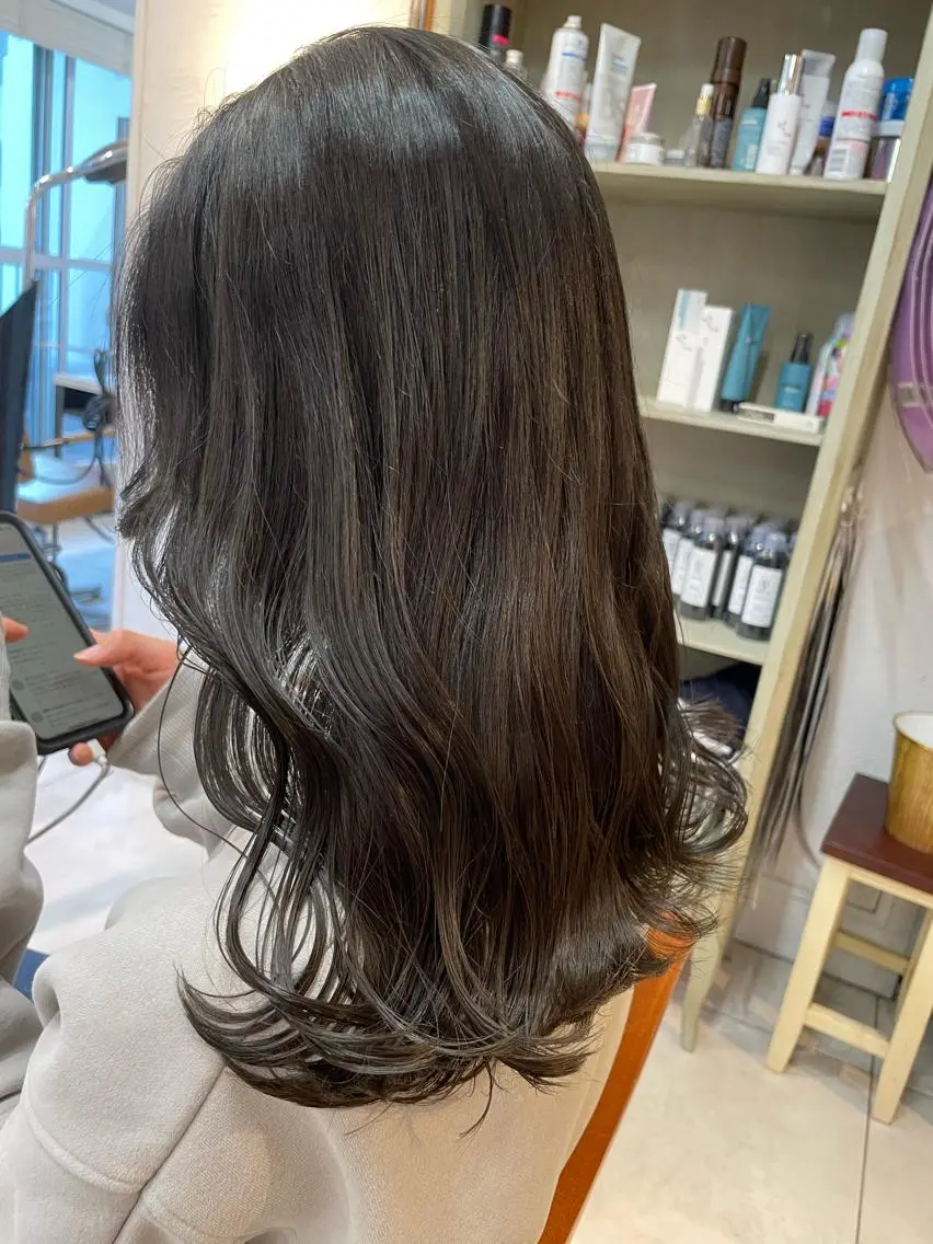 セミロング カラー グレージュ イルミナカラー ブリーチ特化 ハイトーンRYOYAのヘアスタイル