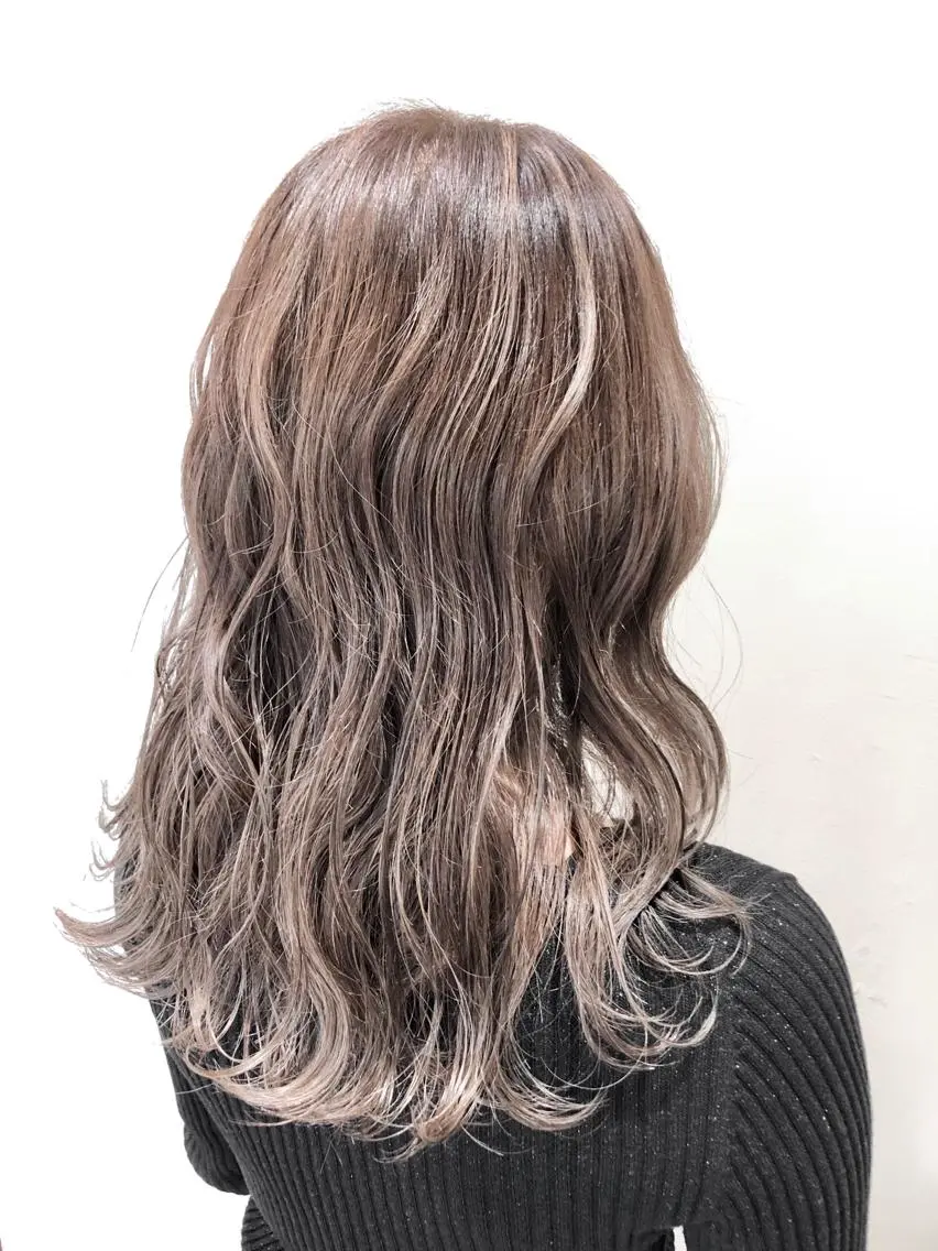 ロング カラー ベージュカラー ヘアカラー トリートメント ハイトーン/ブリーチ ルミエール/新栄/栄のヘアスタイル