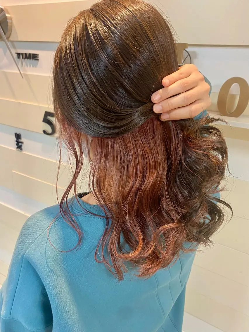 セミロング カラー ヘアアレンジ ブリーチ 透明感カラー オレンジ 有馬ミク🌈 似合わせ美容師のヘアスタイル