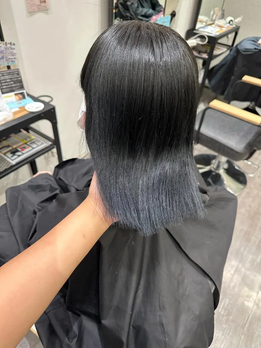 ミディアム カラー 黒髪 ブルーカラー ブルーブラック ヘアカラー トリートメント 艶髪レイヤー上田 紗也🇰🇷💗のヘアスタイル