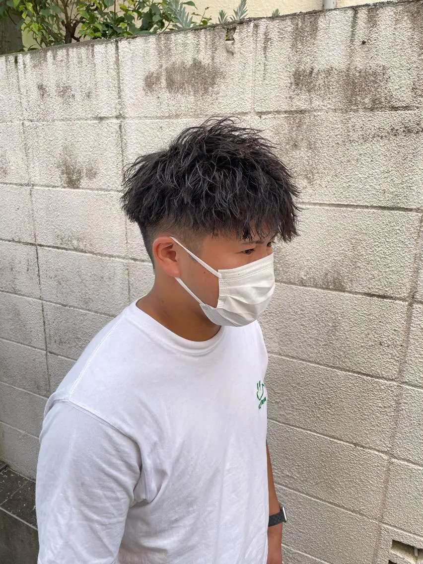 ショート カラー パーマ ヘアアレンジ メンズ アイブロウ センターパート マッシュウルフ マッシュ メンズパーマ メンズツイストパーマ カット パーマ トリートメント ヘッドスパ ヘアセット スパイキー/フェザー /波巻き/かいとのヘアスタイル