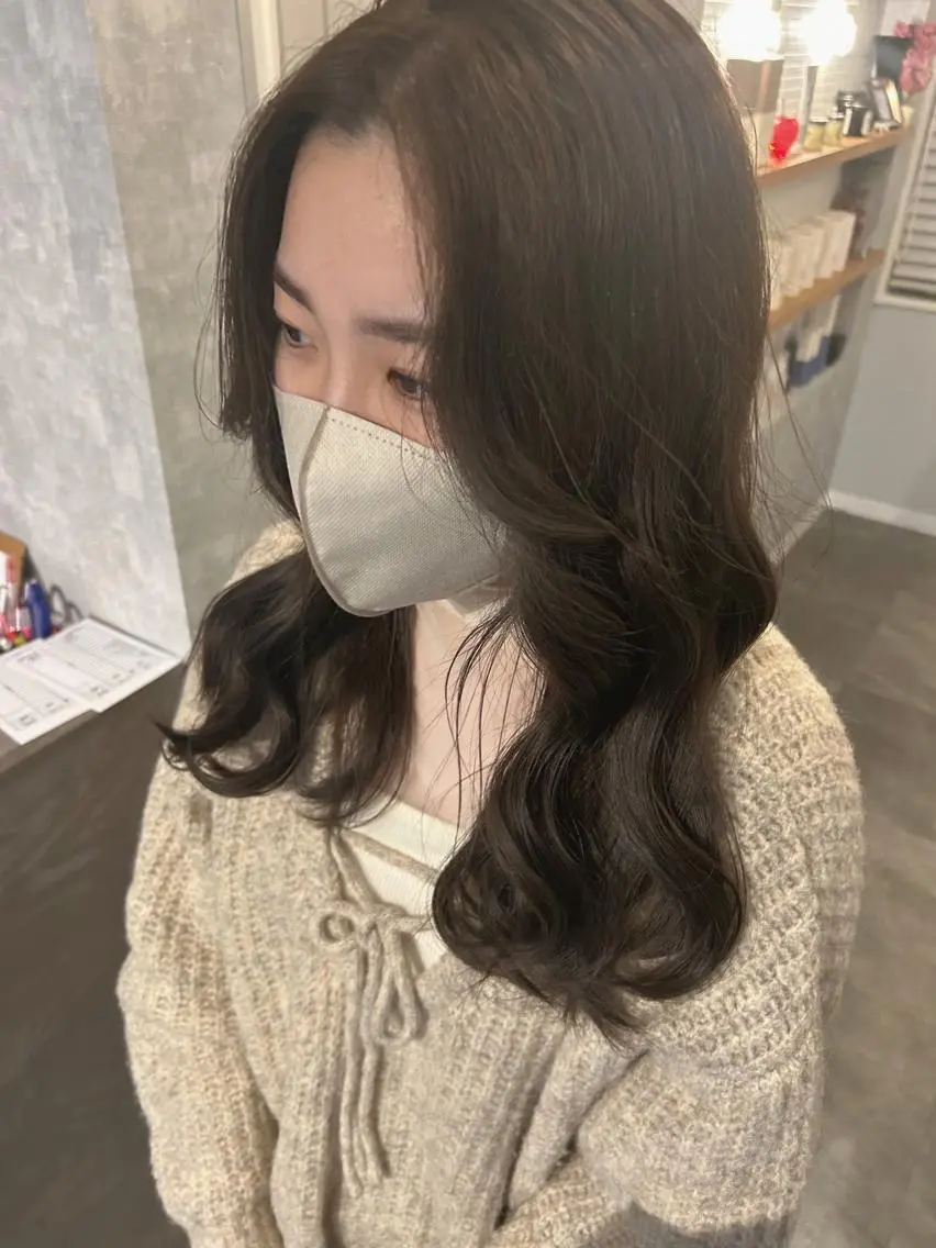 セミロング 顔まわりレイヤー レイヤーカット ayumi ／透明感カラーのヘアスタイル