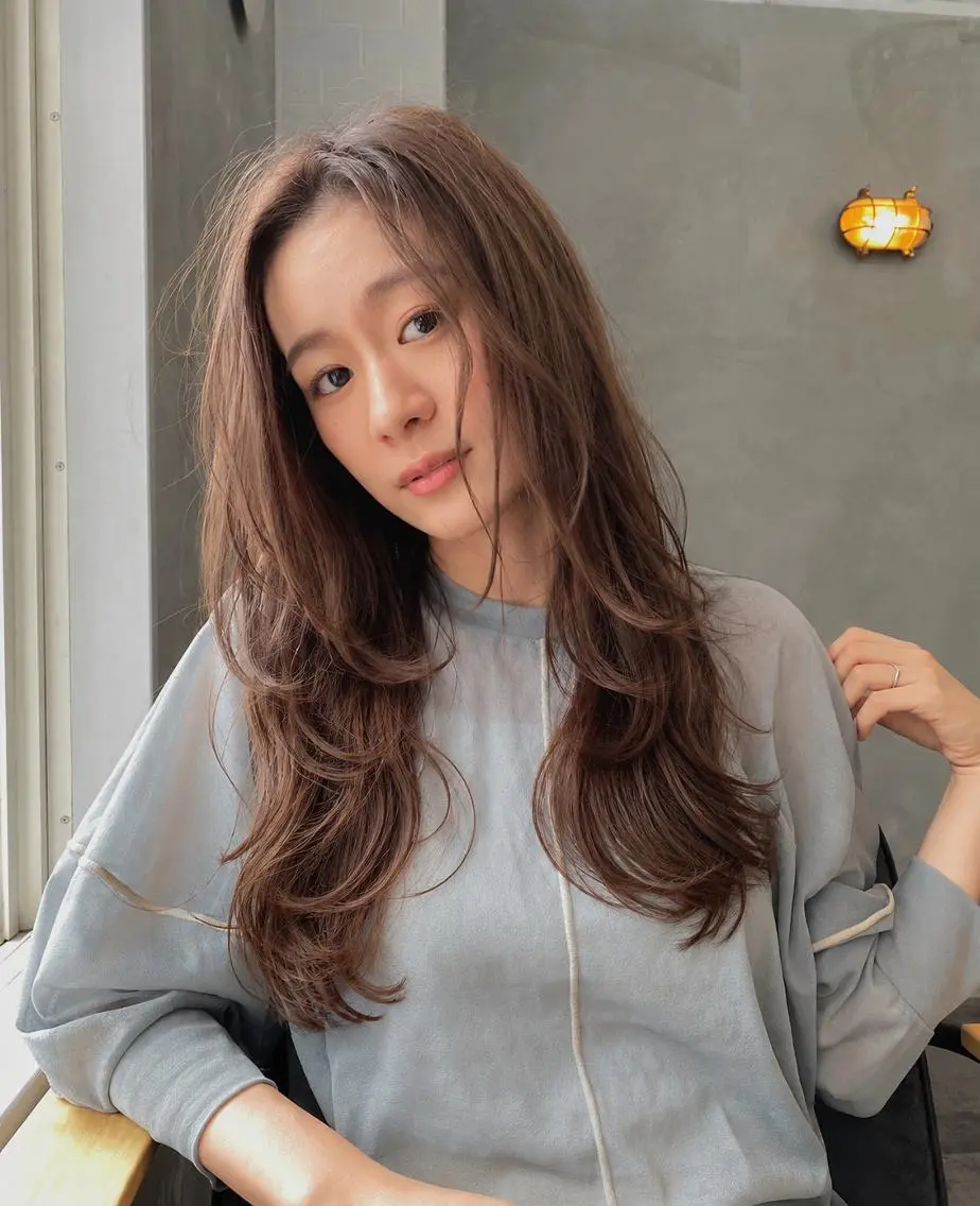 ロング カラー ロングレイヤー ブラウンカラー 顔周りカット 韓国風ヘア レイヤーカット カット ヘアカラー 透明感カラー/顔周り 臼井いつみのヘアスタイル