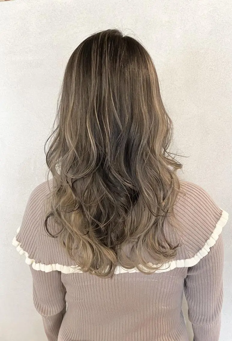 セミロング カラー バレイヤージュ ブリーチ ケアブリーチ レイヤーカット 高尾 勝利のヘアスタイル