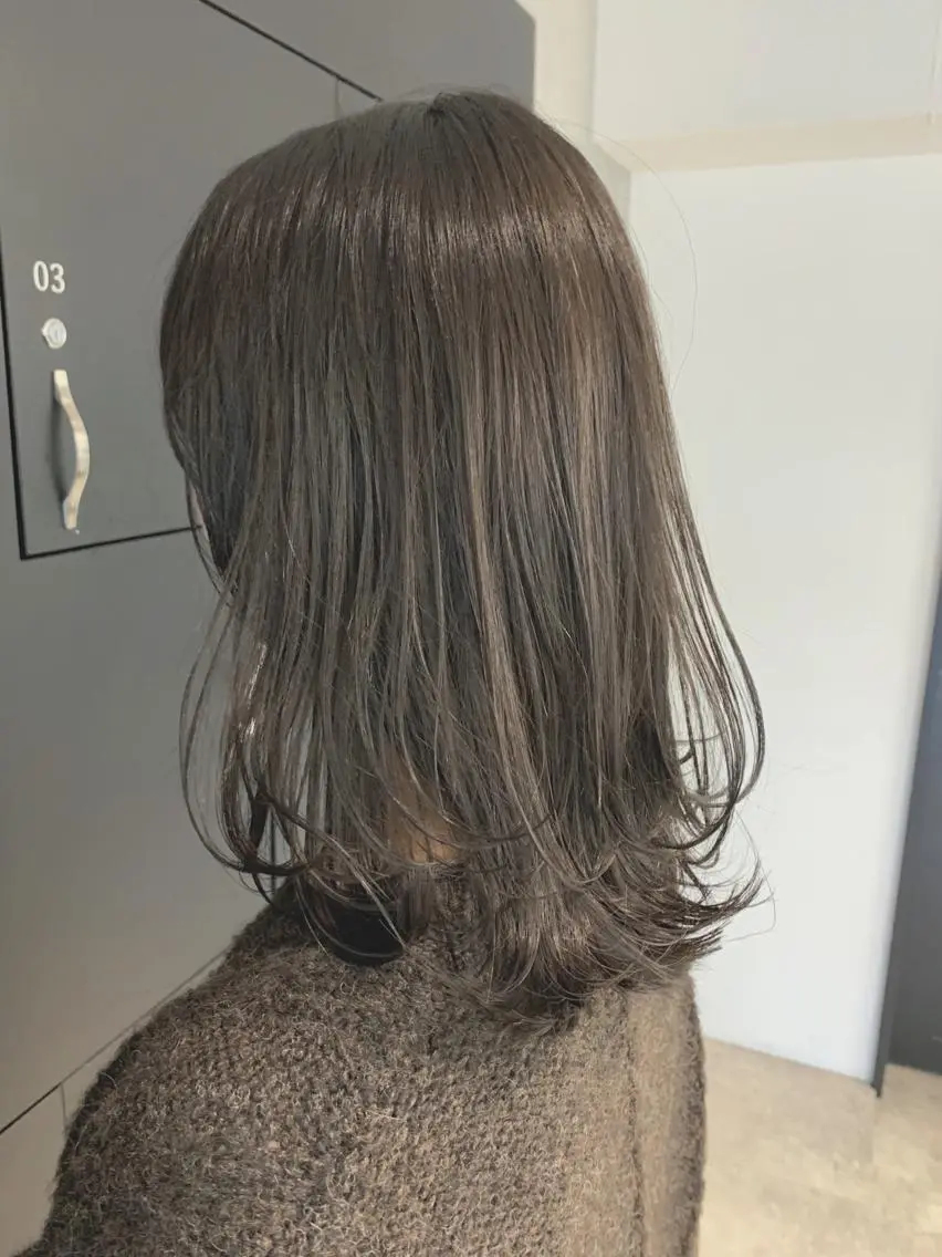セミロング カラー アディクシーカラー アッシュ アッシュグレー バレイヤージュ ベージュカラー 前髪顔周りカット 沼田 拓斗のヘアスタイル
