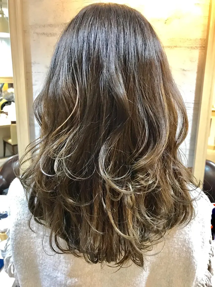 セミロング カラー ブリーチ グラデーションカラー レイヤーカット レイヤーカット/ 根本瑠実のヘアスタイル