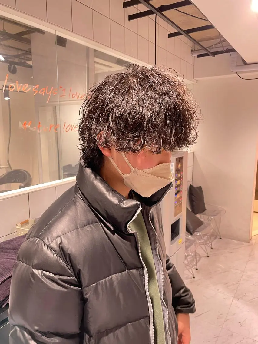ショート カラー パーマ ヘアアレンジ メンズ メンズブリーチ センターパート メンズハイライト メンズハイトーン マッシュウルフ カット パーマ トリートメント ヘッドスパ ヘアセット スパイキー/フェザー /波巻き/かいとのヘアスタイル