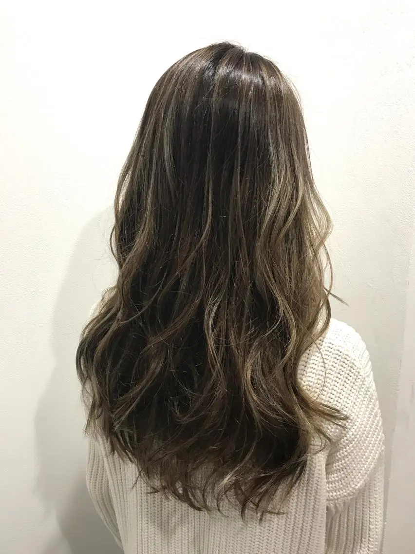 ロング カラー グレージュ ハイライトカラー ハイライト 若杉 諒のヘアスタイル