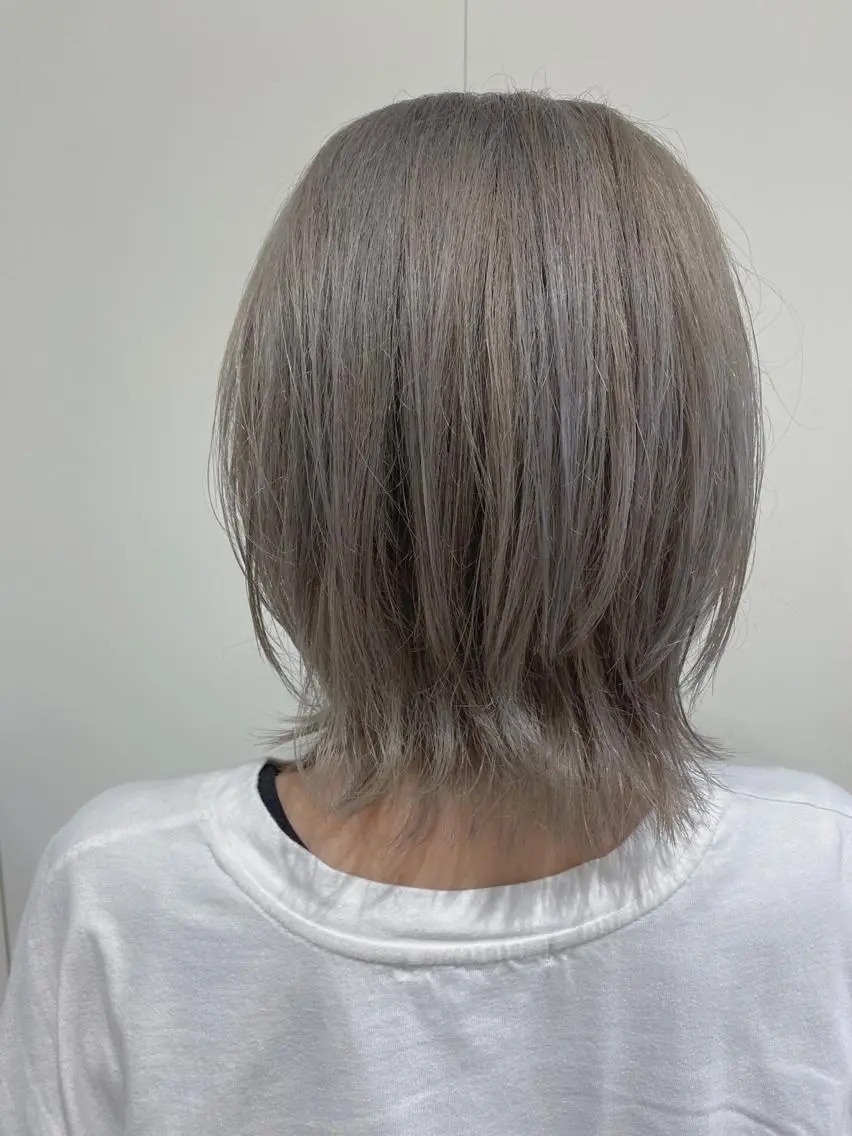 カラー アッシュ ブリーチ シルバー シルバーアッシュ 外国人風カラー アクイールグラッセ 滝村のヘアスタイル