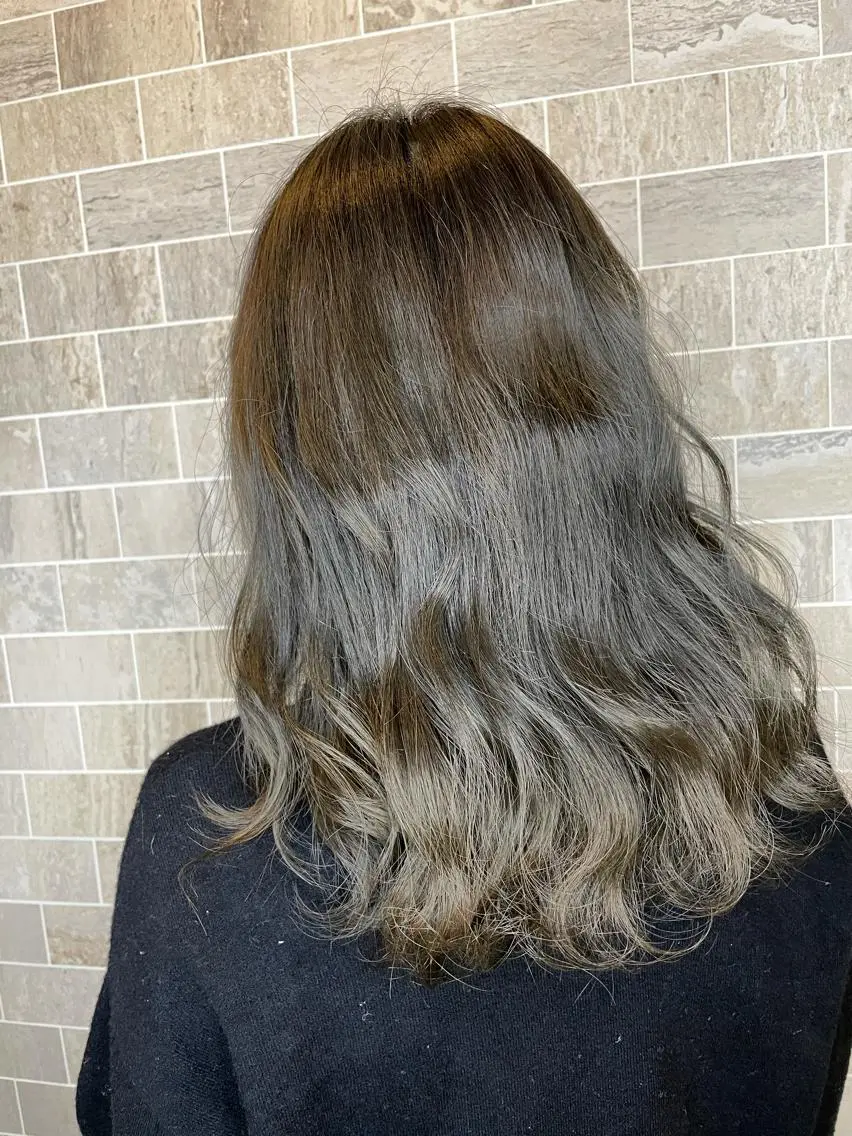 セミロング ブリーチ毛矯正.髪質 改善.髪にドラマをのヘアスタイル