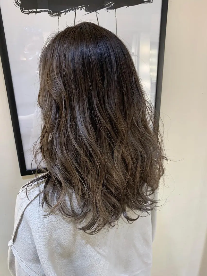 セミロング カラー バレイヤージュ グレージュ レイヤーカット 中塚 義人のヘアスタイル