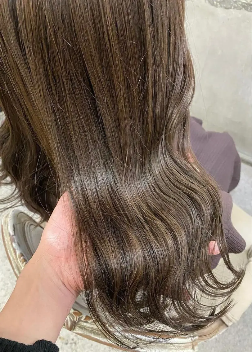 セミロング カラー ヘアアレンジ ベージュカラー ブリーチ グレージュ ミルクティーベージュ ミルクティーグレージュ カット ヘアカラー トリートメント レイヤー/グレージュ 🤍奥開梨恵のヘアスタイル