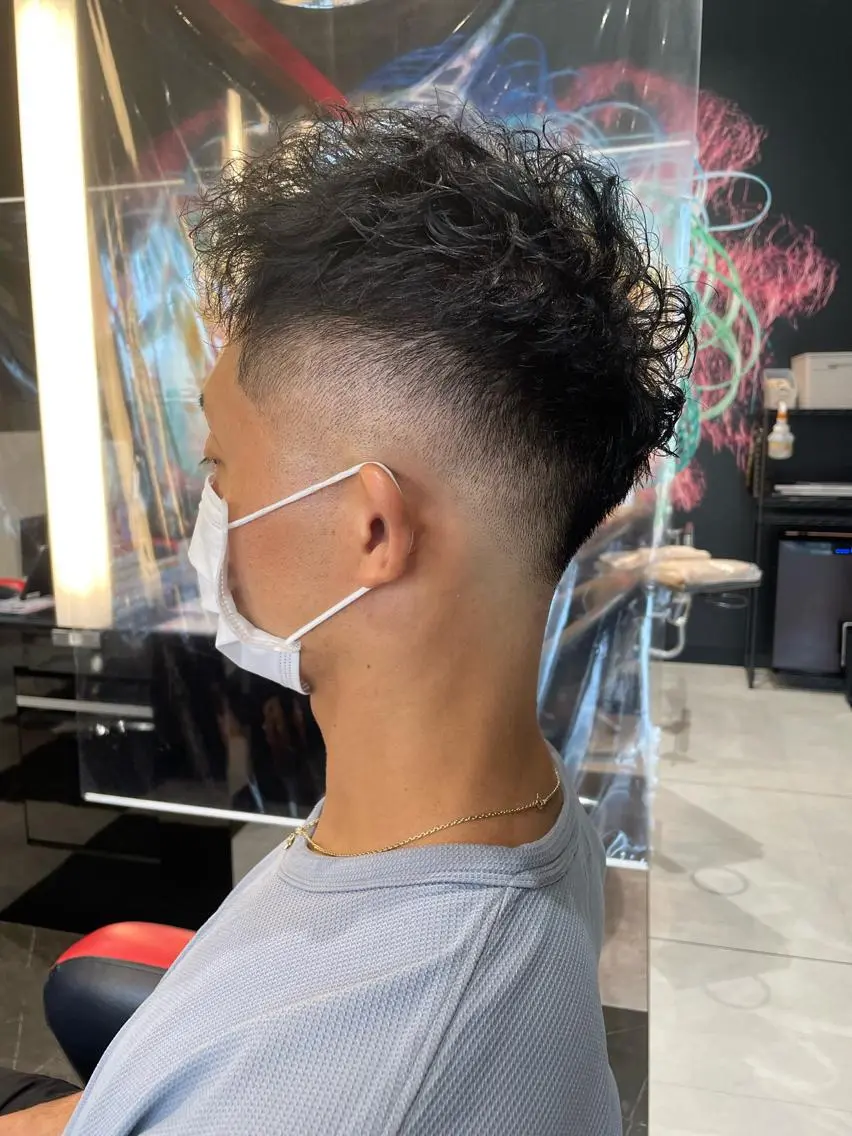 ショート パーマ メンズ フェードカット メンズパーマ スキンフェード ツイストスパイラルパーマ スパイラルパーマ メンズヘア特化 崎田 成人のヘアスタイル