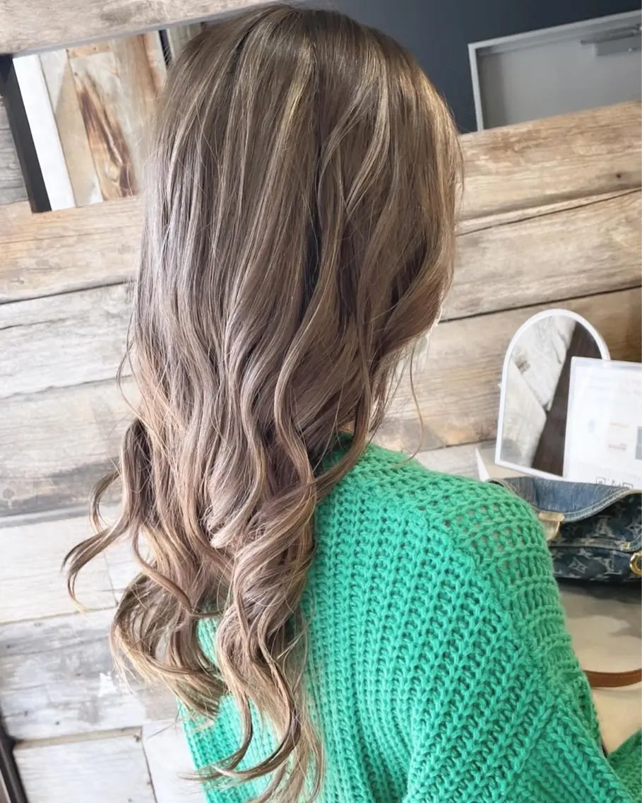 セミロング ハイライト andKおもろまち店 艶ダブルカラー✨のヘアスタイル