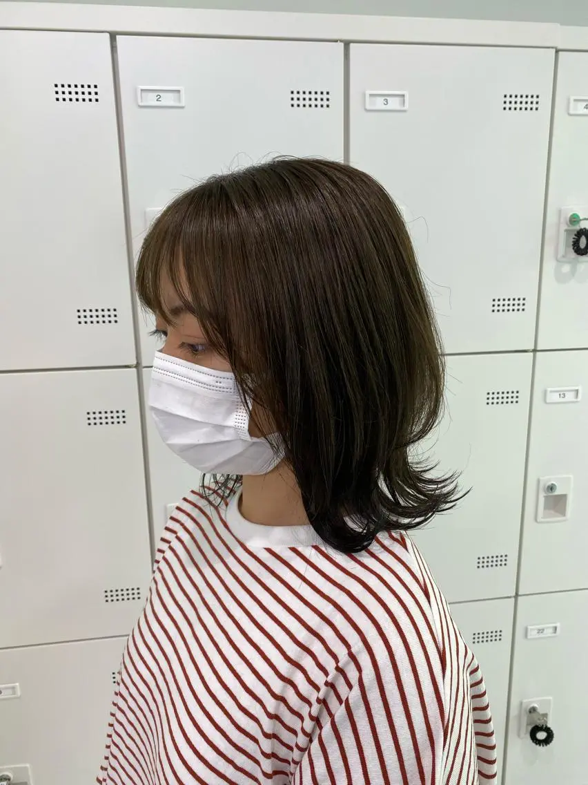 ミディアム カラー レイヤーカット センターパート特化 井上健太のヘアスタイル