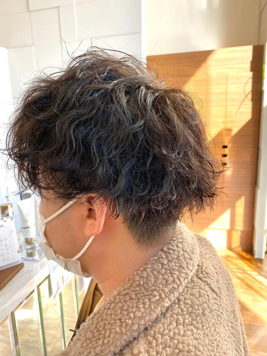 ショート パーマ メンズ メンズパーマ 刈り上げ 波巻きパーマ カット パーマ 井坂 卓真のヘアスタイル
