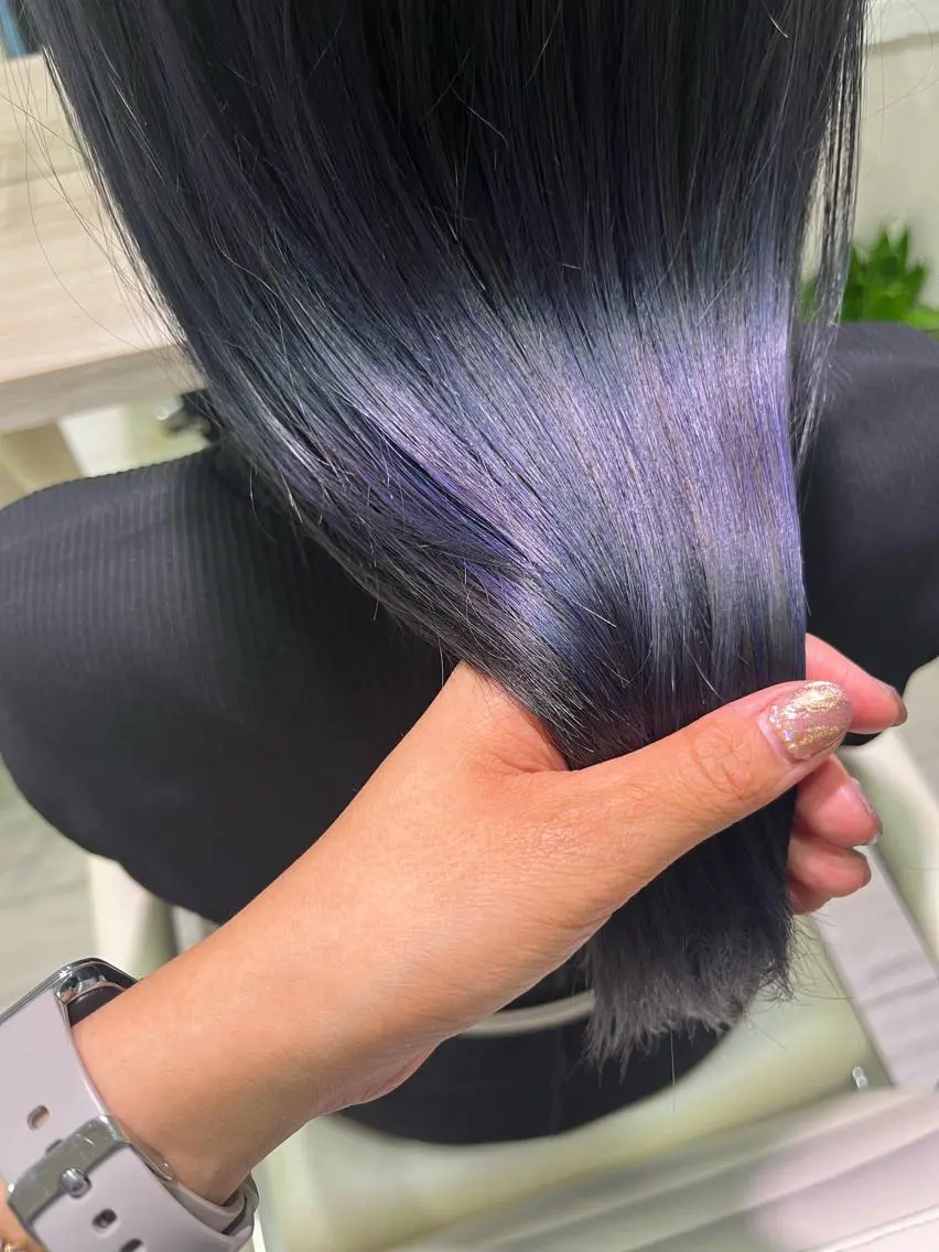 セミロング カラー ハイライトカラー ネイビーカラー バイオレットカラー ハイライト 坂口 愛のヘアスタイル