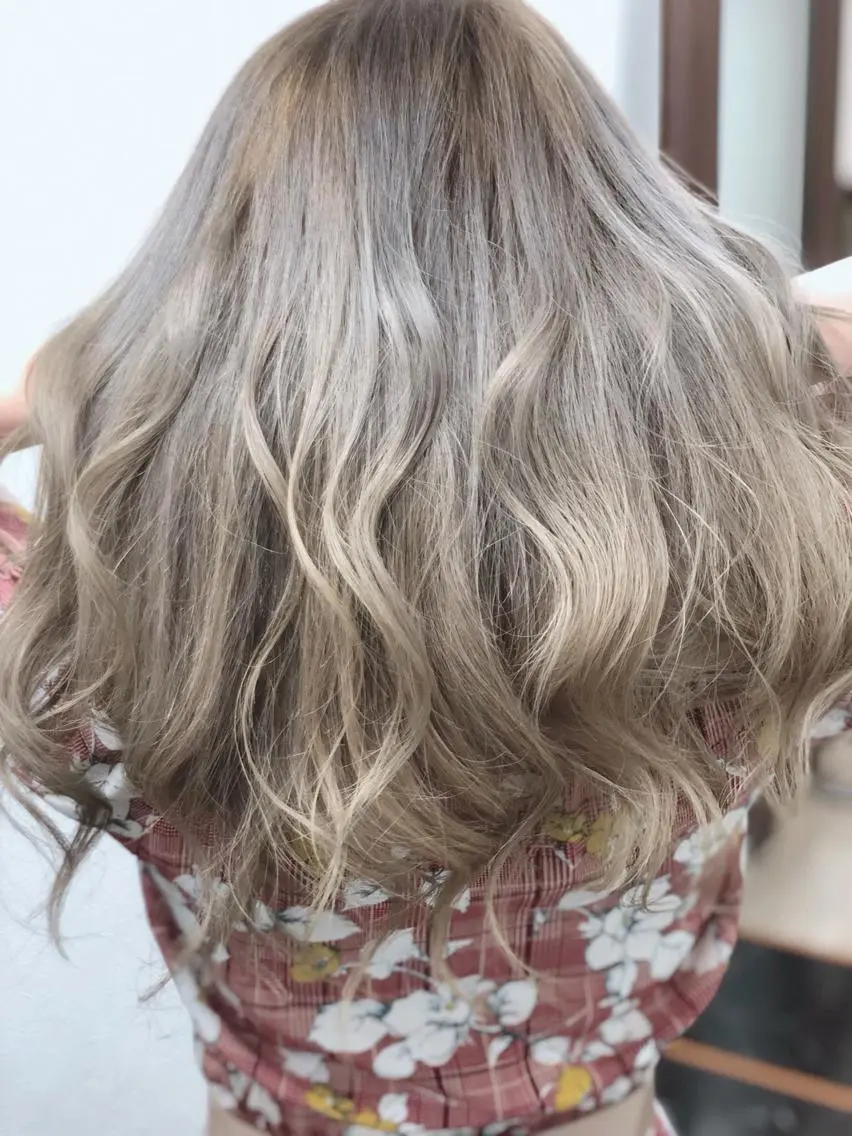 ロング カラー グレージュ ミルクティーグレージュ ヤナ マネージャーのヘアスタイル
