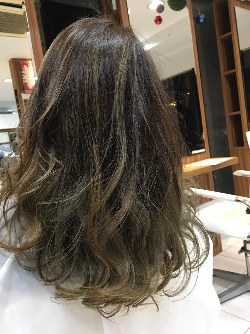 セミロング カラー バレイヤージュ レイヤーカット 白髪ぼかしハイライト 柳川拓哉のヘアスタイル