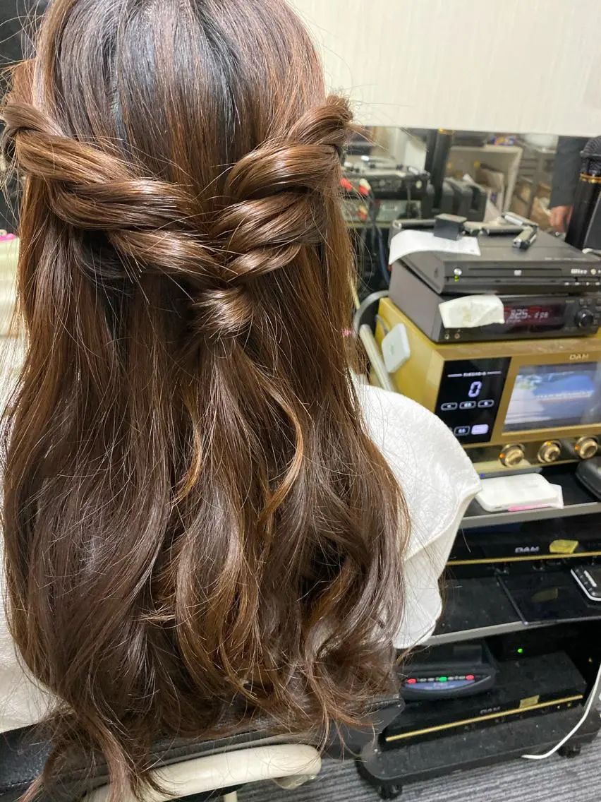 ロング ヘアアレンジ ハーフアップ The Best Beauty受付担当のエステ・リラクイメージ