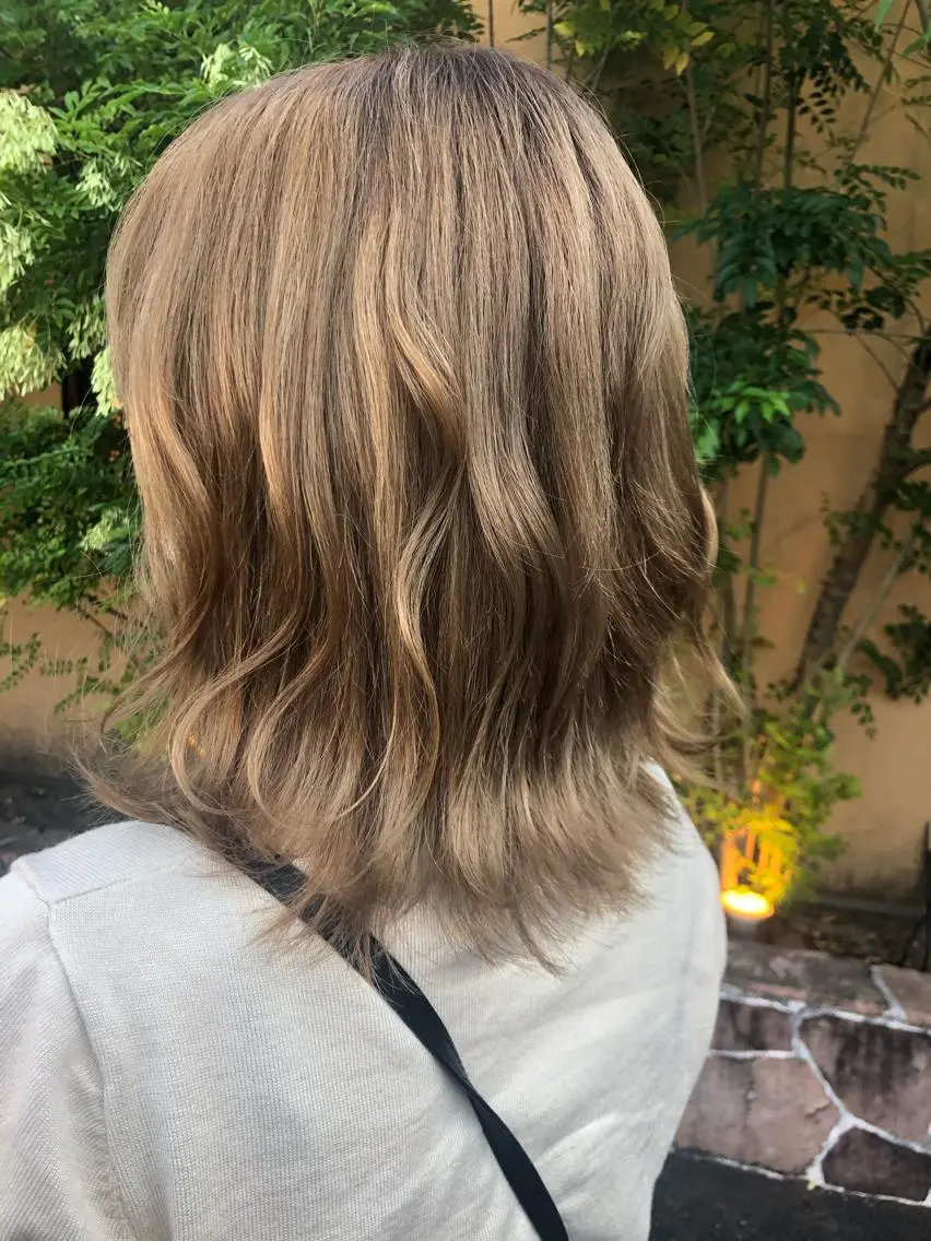 セミロング カラー ブリーチ 川元 汐音のヘアスタイル