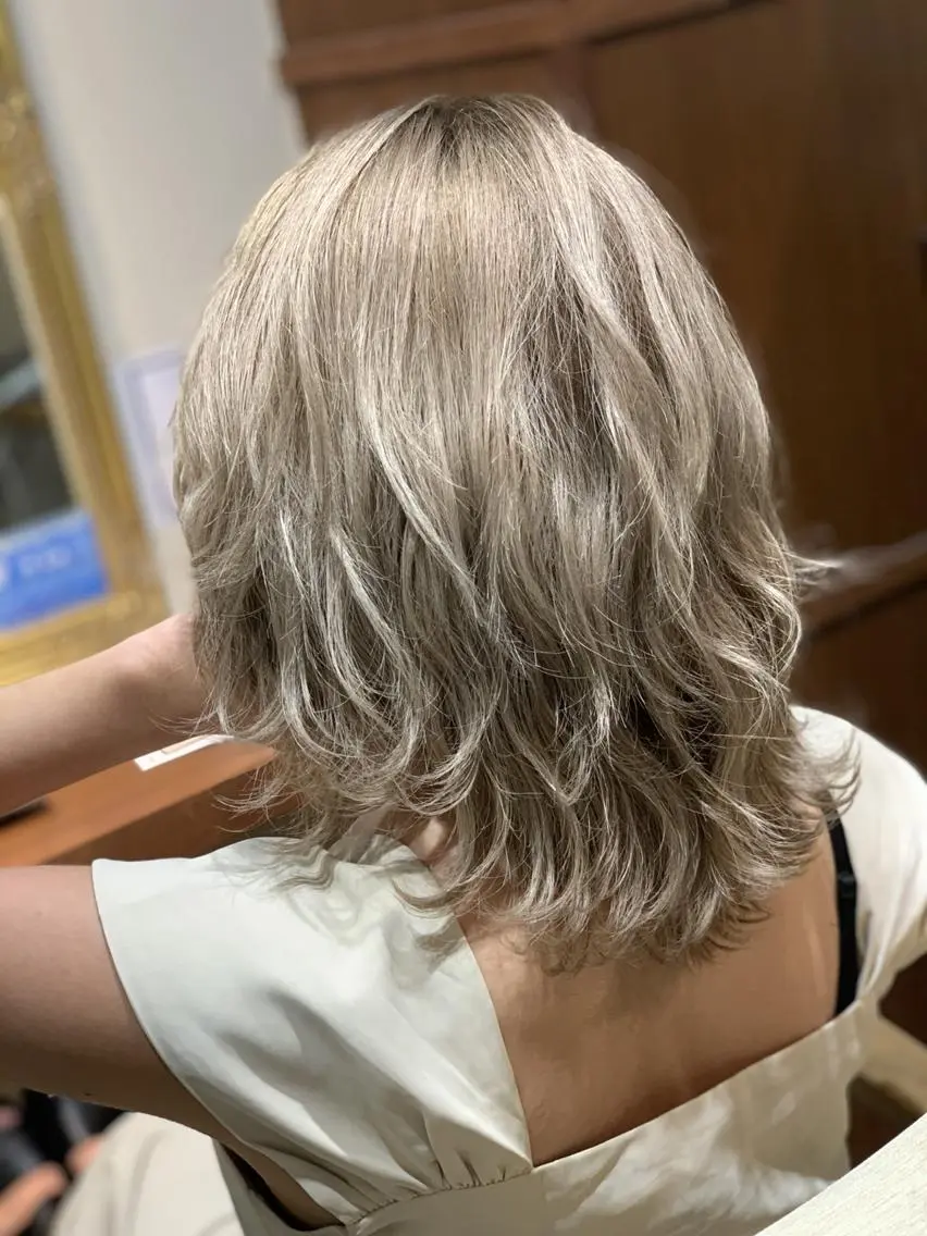 ミディアム カラー ベージュカラー ホワイトベージュ ハイトーン得意😍 Lumiereのヘアスタイル