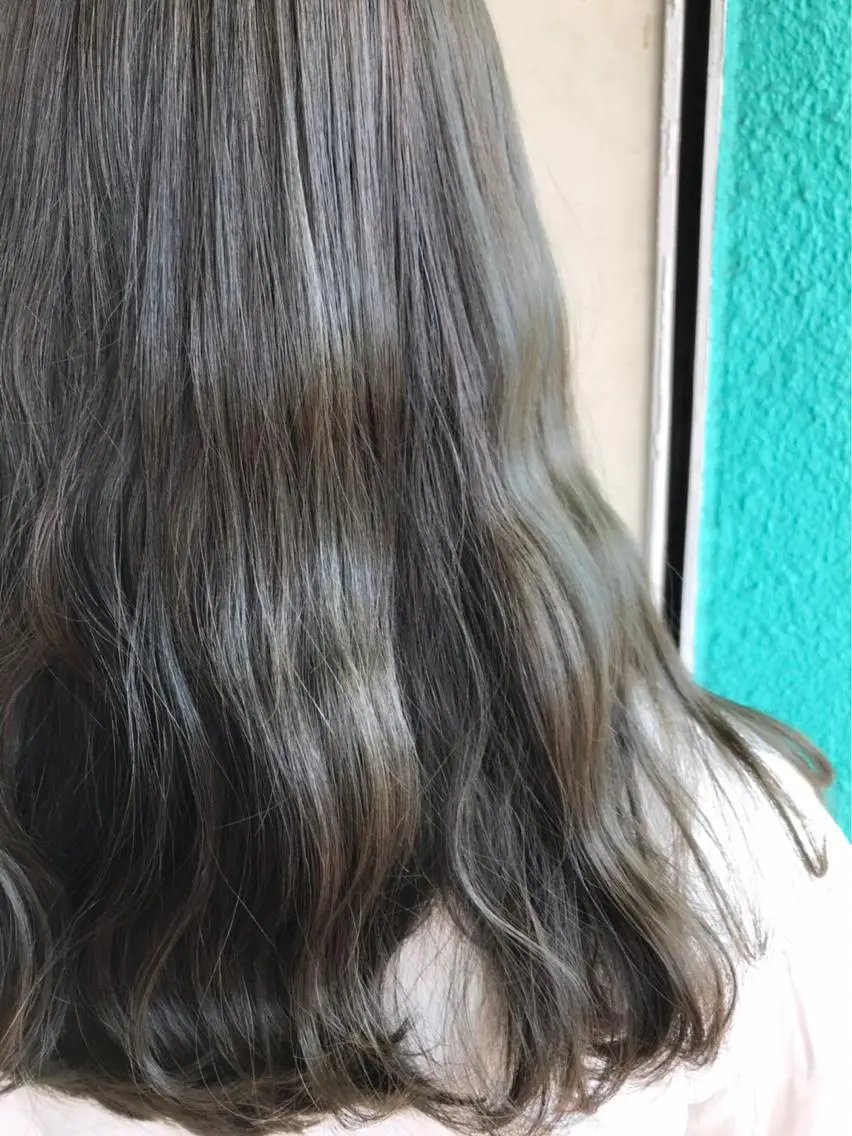ロング カラー アッシュ 透明感カラー 平山 愛理のヘアスタイル