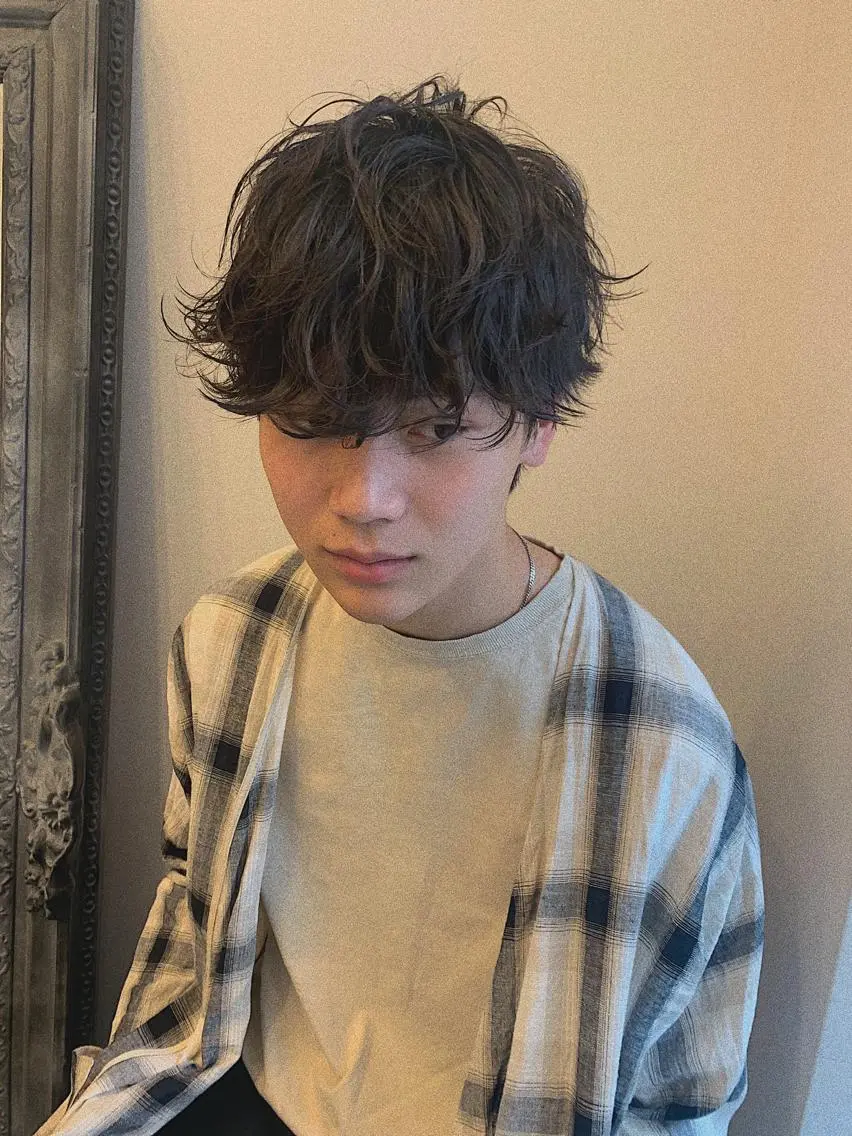 ミディアム メンズ ミディアムパーマ マッシュ メンズパーマ トリートメント 三矢 ちなつのヘアスタイル