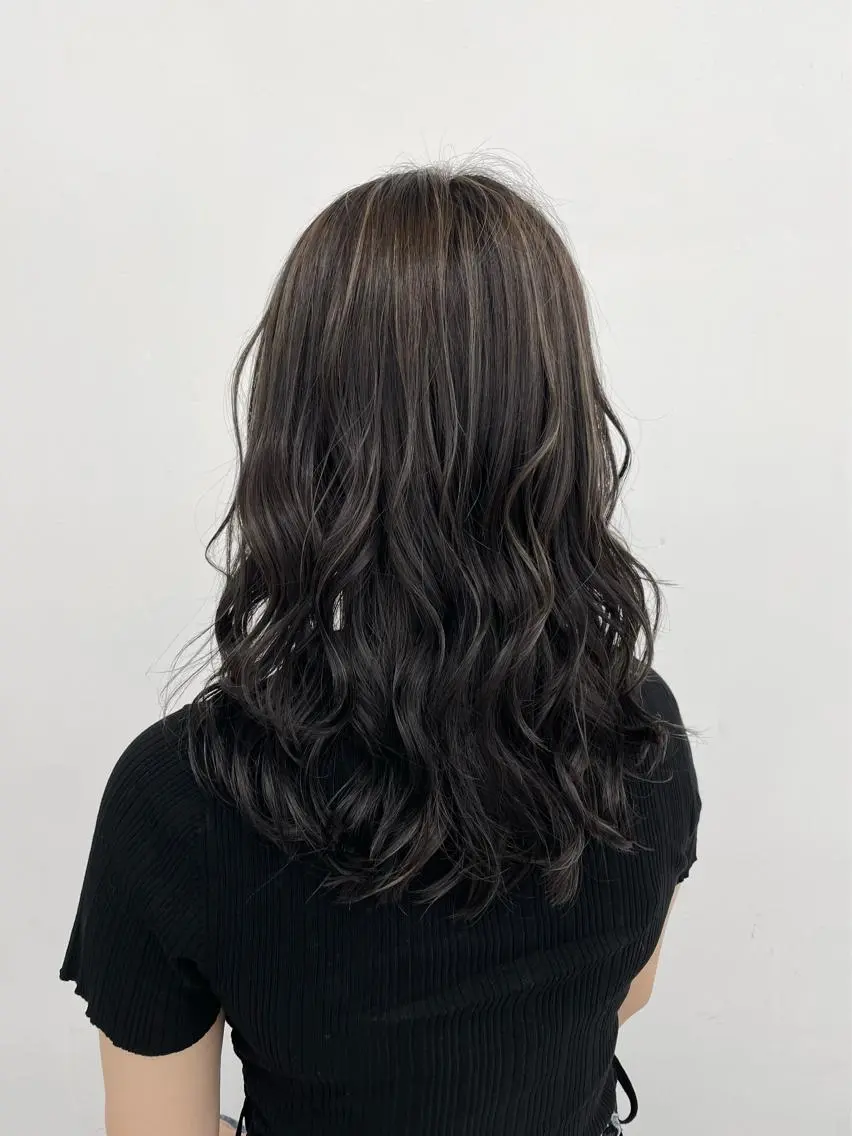 セミロング カラー グレージュ ハイライトカラー ハイライト 【柏メンズパーマ職人 】店長 KAZUMAのヘアスタイル