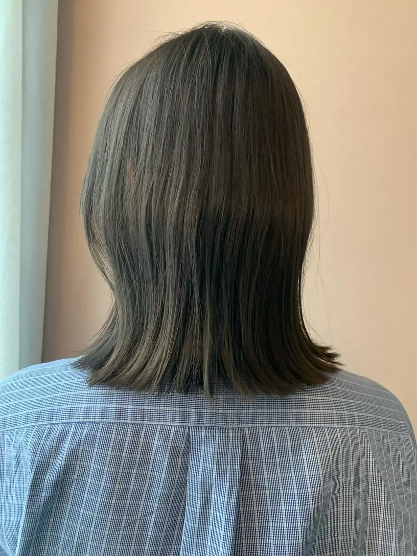ミディアム カラー アッシュ アッシュグレー ブリーチ ブリーチなしカラー hubhair レイヤー/透明感のヘアスタイル
