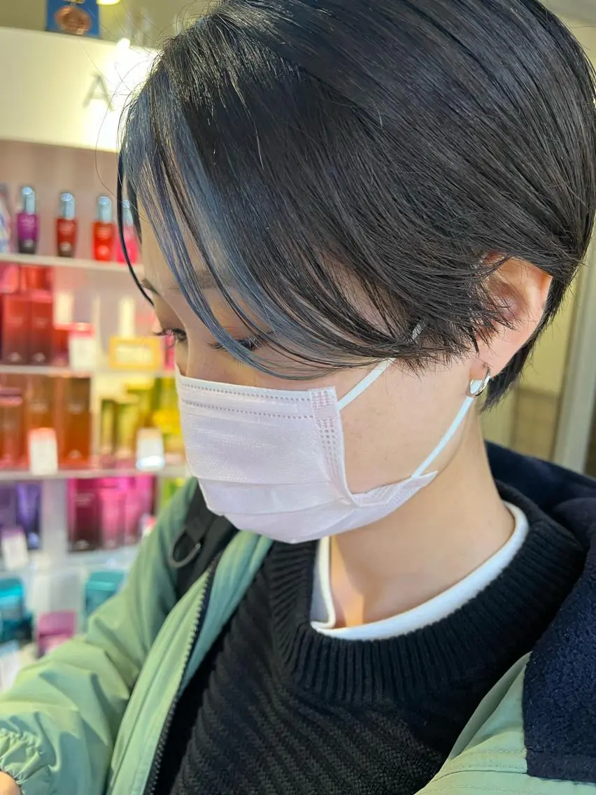 ショート カラー ヘアアレンジ ミストバング ブリーチ ブルーカラー  フェイスフレーミング インナーカラー サナ🌱 切りっぱなしボブのヘアスタイル