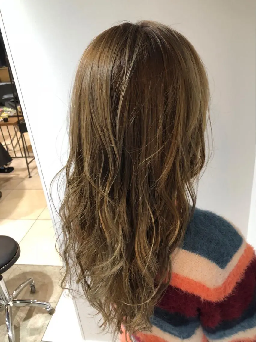 ロング カラー グレージュ ハイトーンカラー ヘアカラー トリートメント ブリーチ特化 梅田本多翔のヘアスタイル