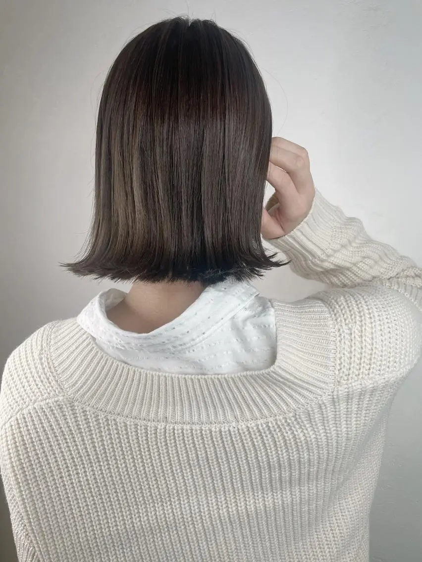 ミディアム ボブ 斜めバング 外国人風カラー 伸ばしかけ ハイライト ヘアカラー トリートメント ＿WHITE鳳店 アンダーバーホワイトのヘアスタイル