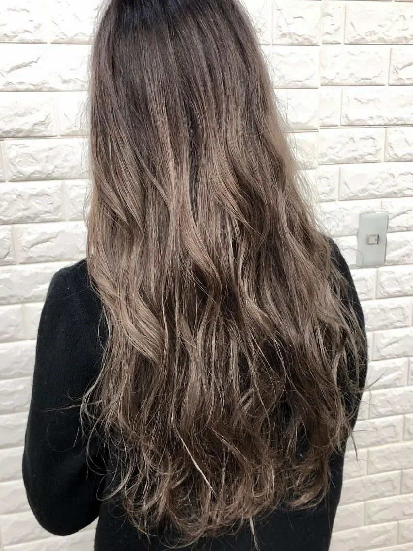 ロング カラー バレイヤージュ ブリーチ ケアブリーチ レイヤーカット ヘアカラー トリートメント famille ファミーユのヘアスタイル