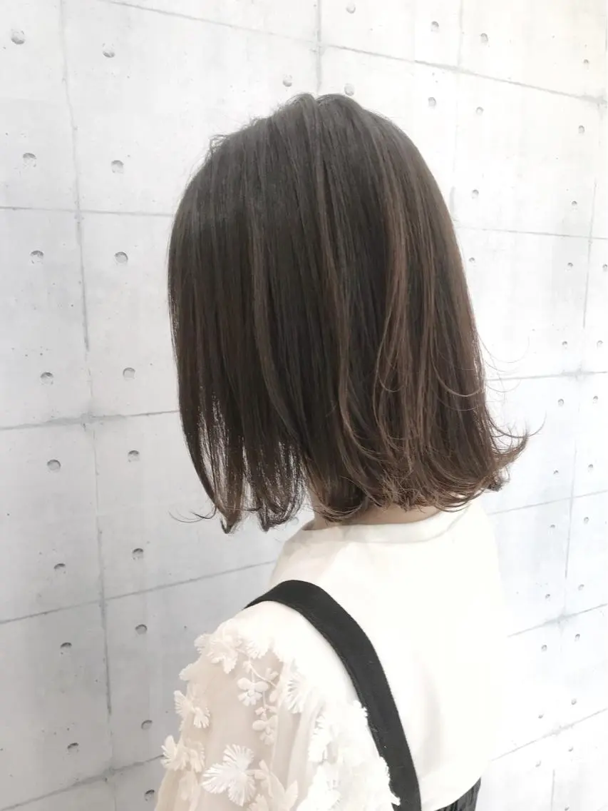 ミディアム カラー 切りっぱなしボブ アッシュ ベージュカラー ボブ カット ヘアカラー 高木 麻知子のヘアスタイル