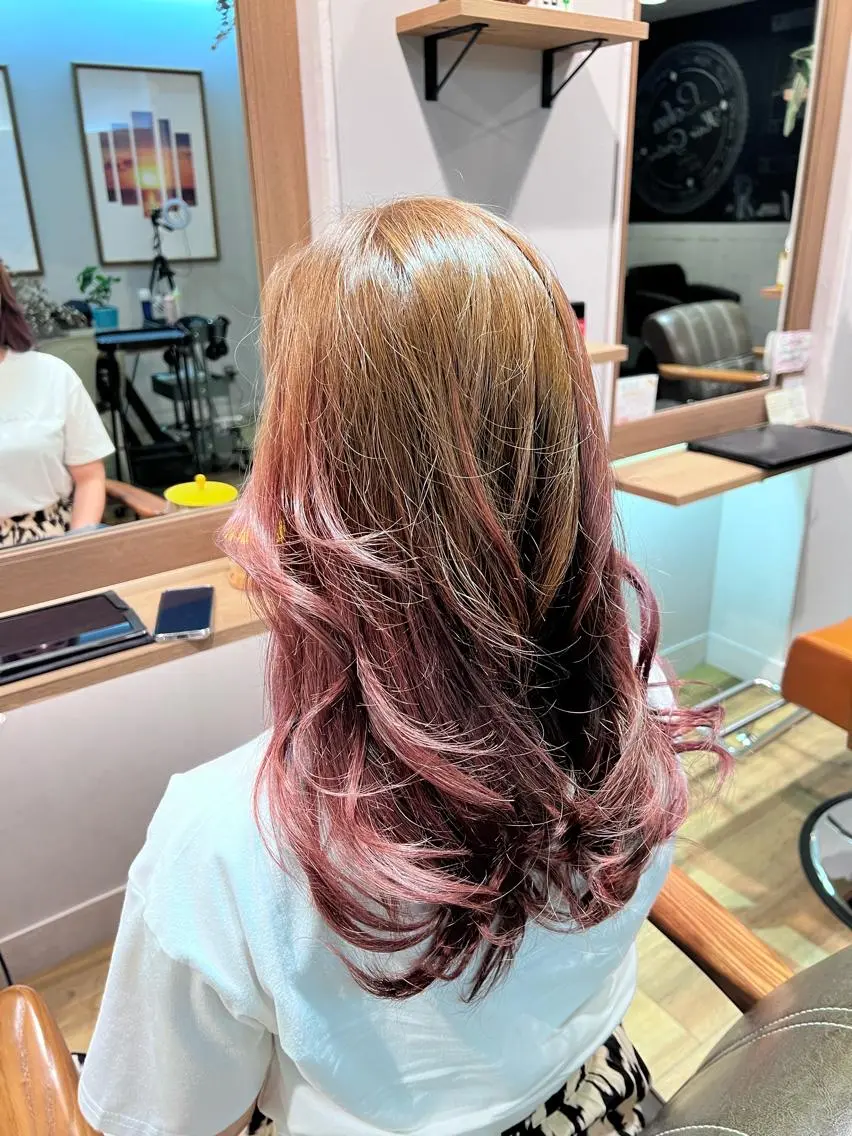 ロング カラー グラデーションカラー ピンクカラー ヘアカラー トリートメント ツキダテ ユイのヘアスタイル
