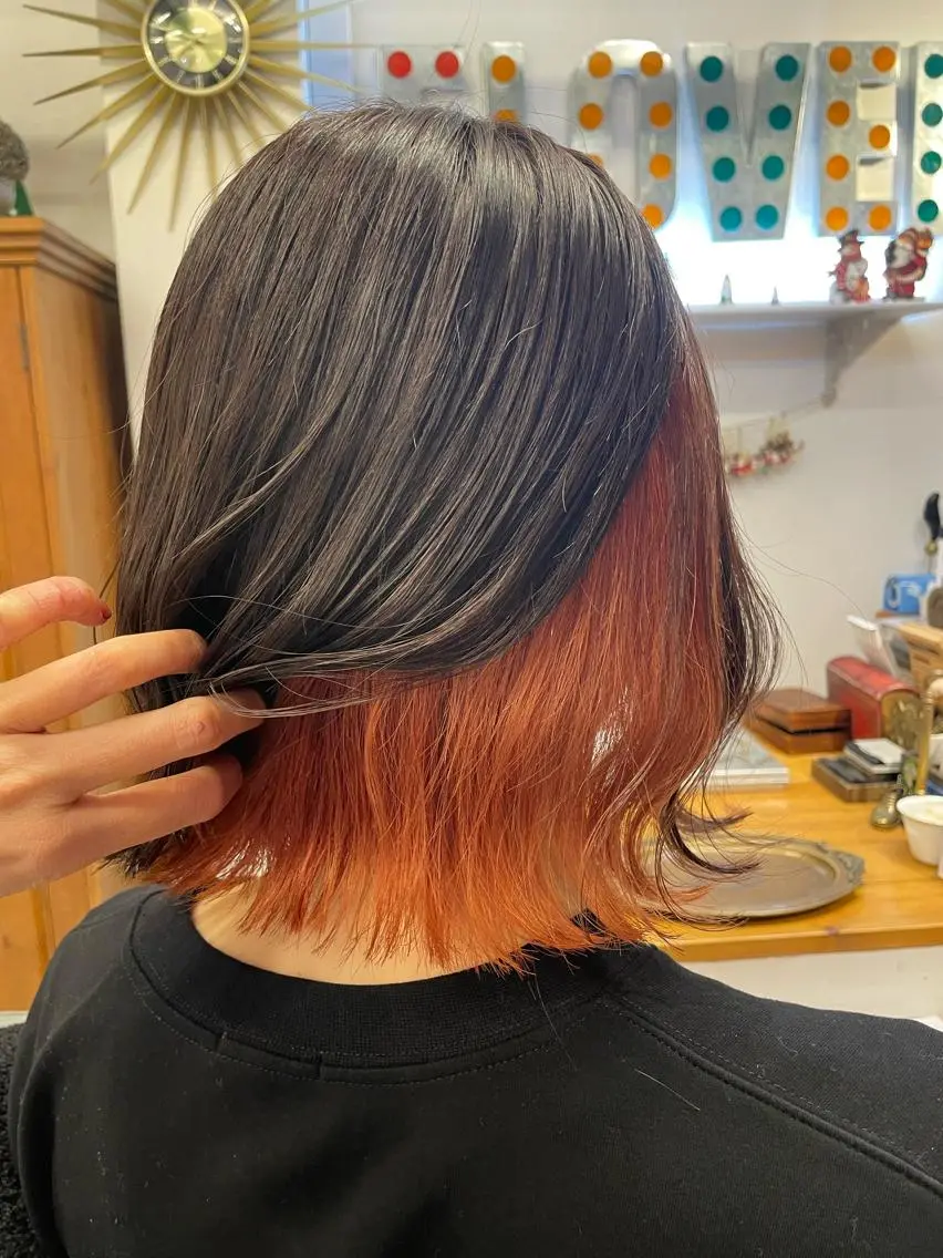 ミディアム カラー ブリーチ ダブルカラー インナーカラー オレンジ インナーカラー 推し ブリーチ  髪質改善のヘアスタイル
