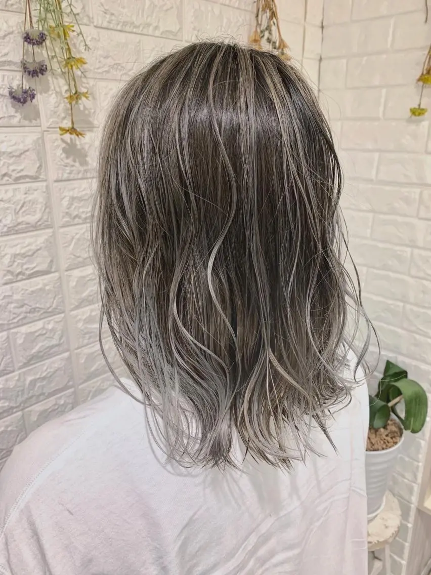 ロング カラー バレイヤージュ グレージュ シルバー シルバーグレージュ レイヤーカット ヘアカラー ハイトーン/ブリーチ 山崎 悠次のヘアスタイル
