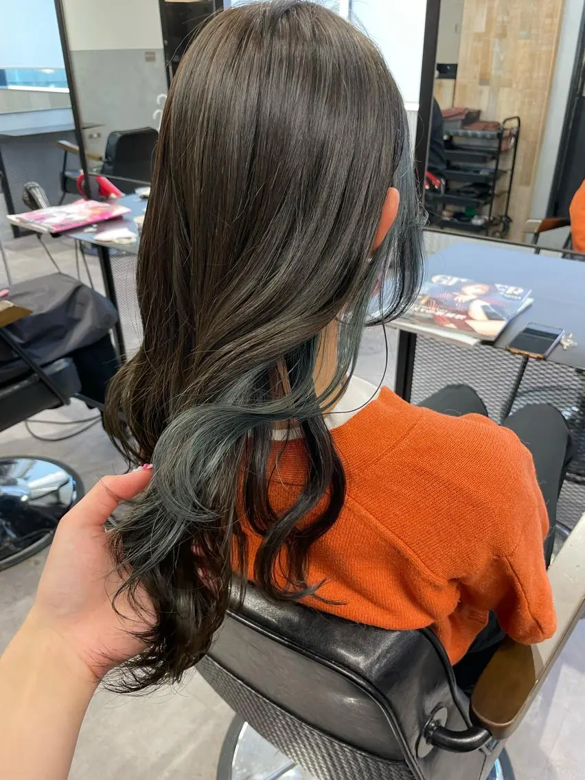 セミロング カラー アッシュ インナーカラー オリーブアッシュ ツノダ ルカのヘアスタイル