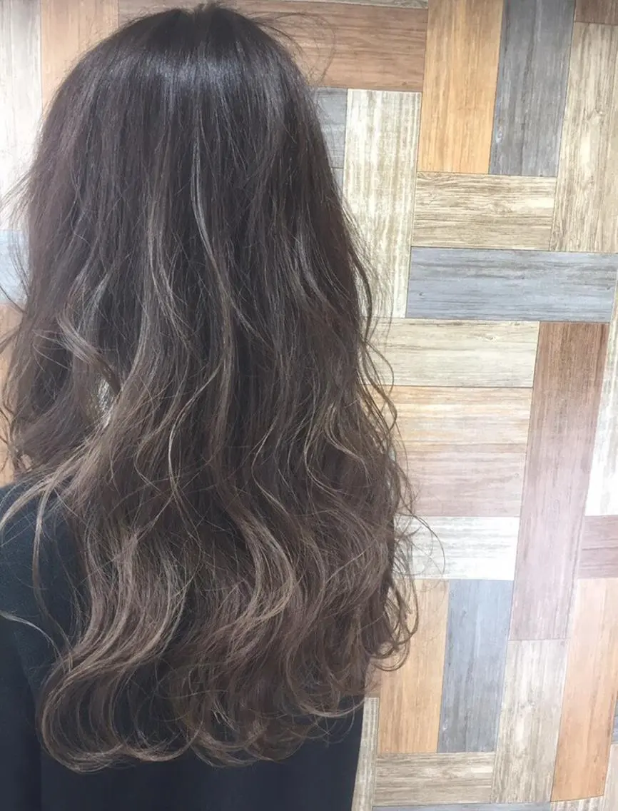 ロング ハイライト カット ヘアカラー トリートメント Adachi Fujikoのヘアスタイル