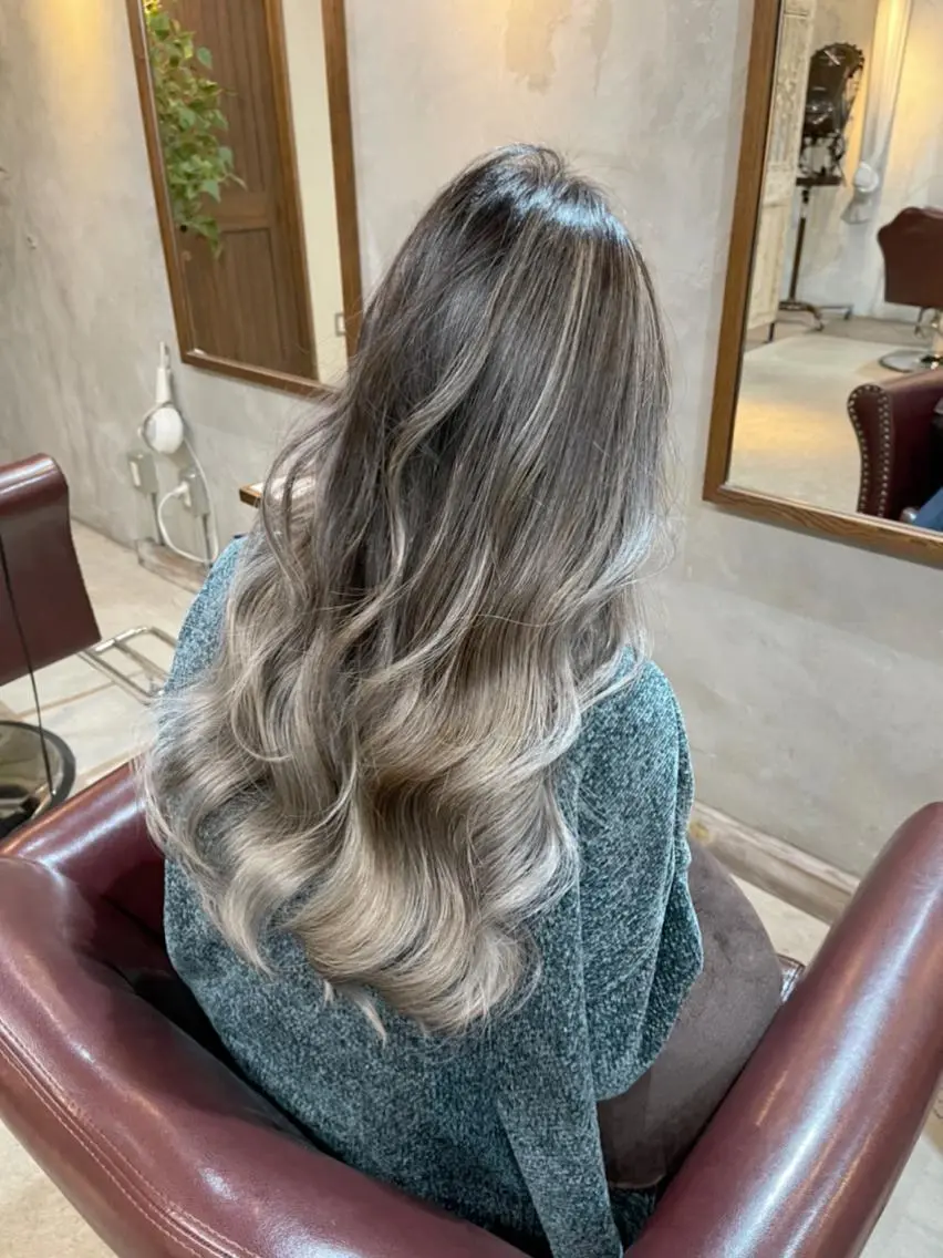 セミロング カラー バレイヤージュ レイヤーカット ハイトーンブリーチ 土坂　由志【京都】のヘアスタイル