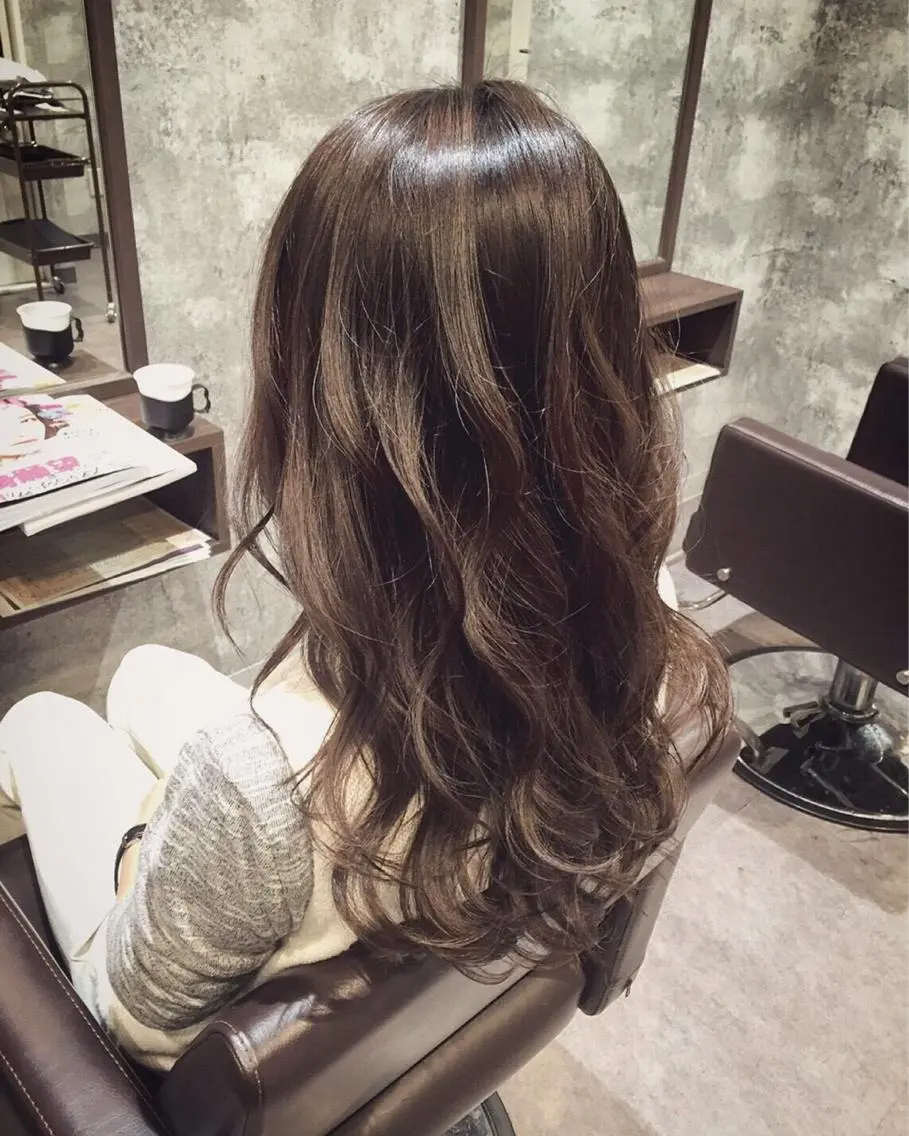 セミロング カラー イルミナカラー ハイトーンブリーチ 土坂 由志【京都】のヘアスタイル