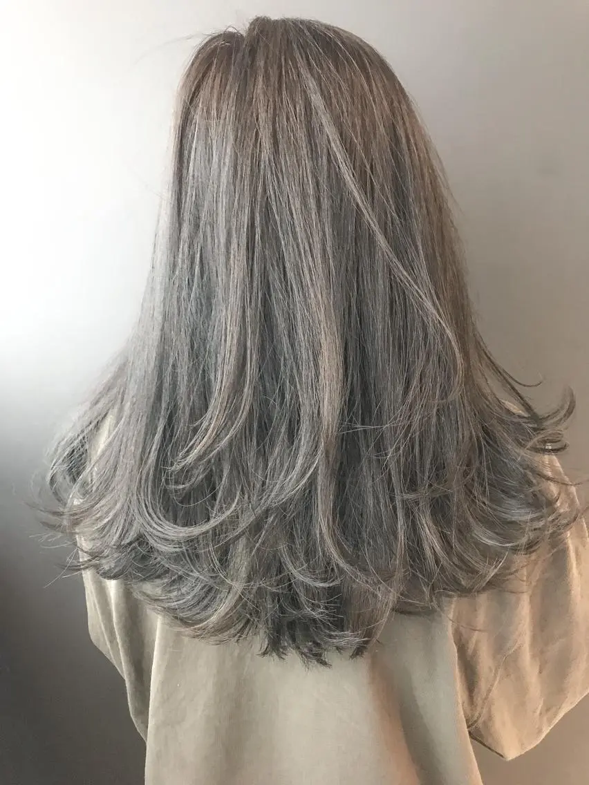 セミロング カラー ブリーチ ブルーカラー ブルージュ グラデーションカラー ヘアカラー BOX mico.のヘアスタイル