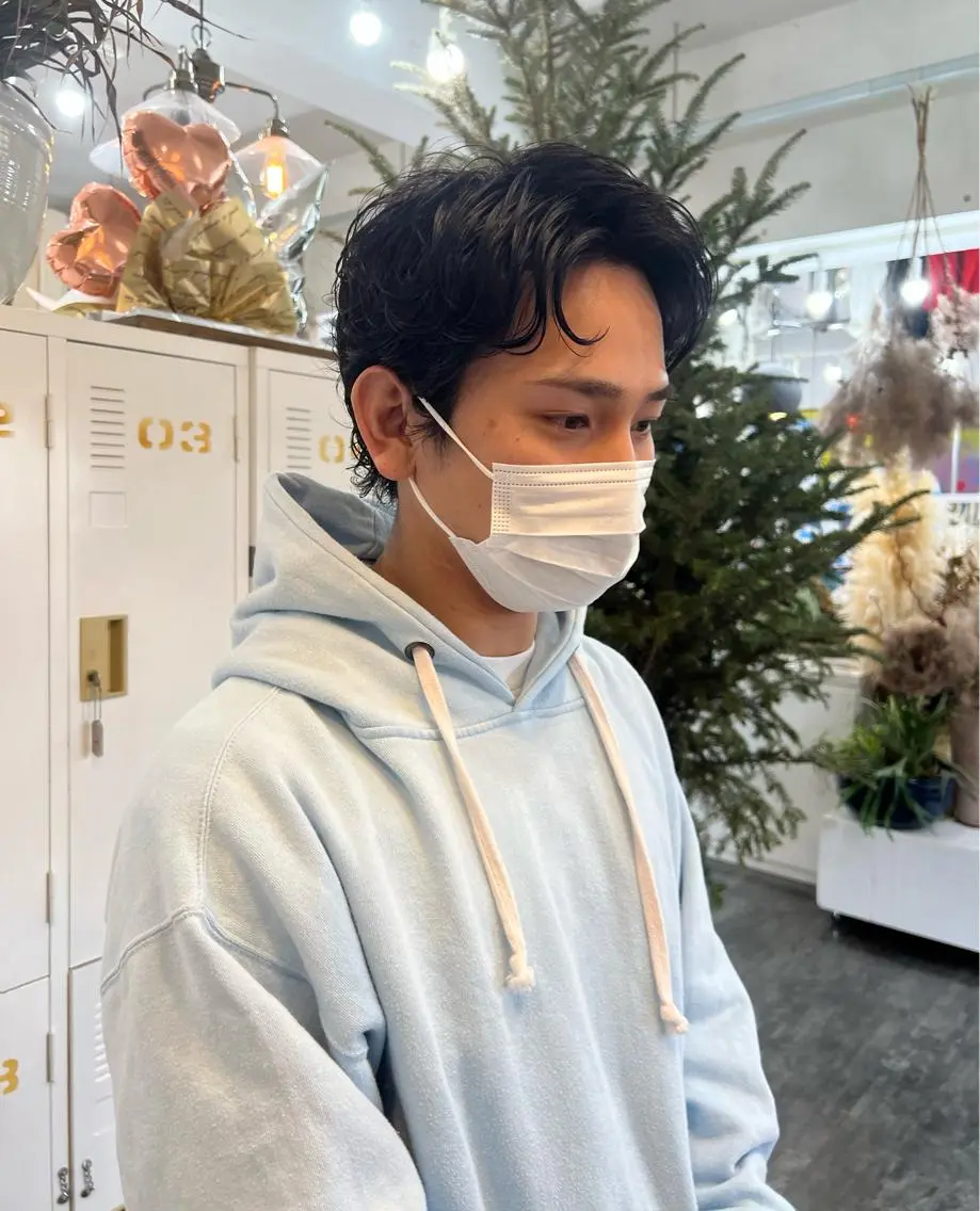 ショート カラー パーマ メンズ メンズパーマ 黒髪 ブルーカラー ブルーブラック LOMARLIE JURIAのヘアスタイル