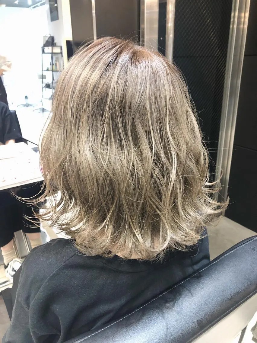 ミディアム カラー ベージュカラー ホワイトベージュ 女性リピ90%🍨 🩷佐藤みずきのヘアスタイル