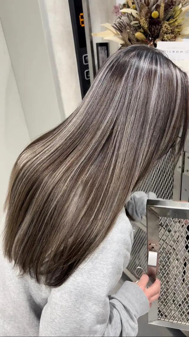 ロング ハイライト レイヤーカット ヘアカラー CARAT堺東 Aujua認定サロンのヘアスタイル