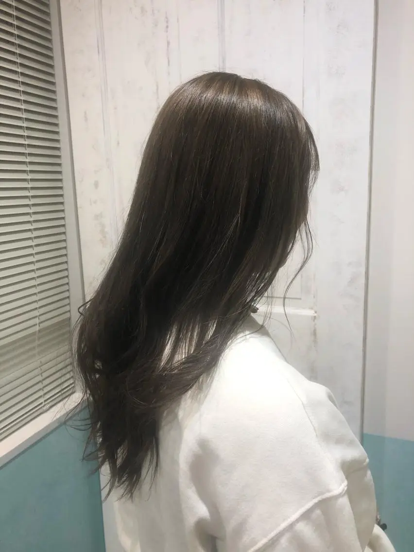ロング ヘアカラー 伊東 彩花のヘアスタイル